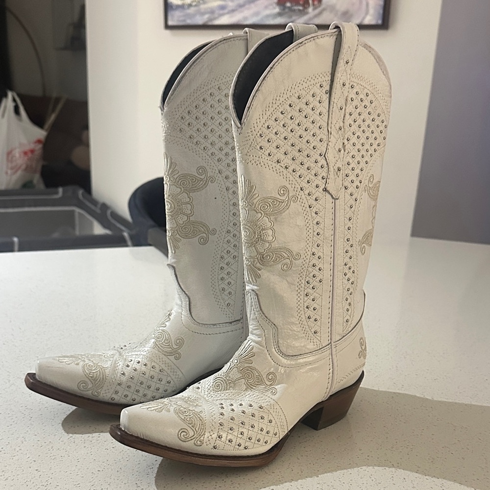 NWT Wildflowers White Embroidered Heeled Boots